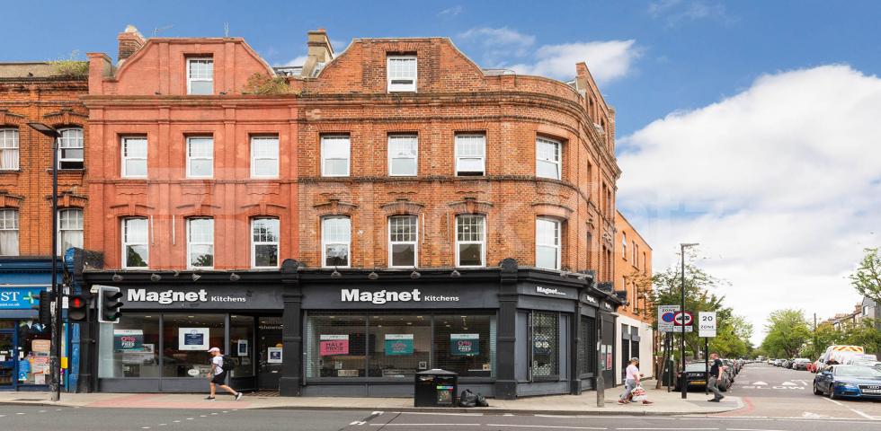 			IDEAL FOR 4 SHARERS!!, 3 Bedroom, 1 bath, 1 reception Flat			 Criterion Mews, ARCHWAY 